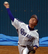 ブルペンで投球練習を行う中日ルーキー山内(撮影・益田一弘)