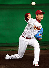 ブルペンで投げ込む楽天岩隈（撮影・野上伸悟）