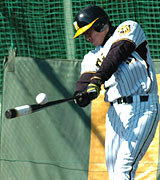 阪神２軍キャンプ初日打撃練習でサク越えを放つ桜井（撮影・奥田泰也）