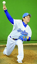 ブルペンで力のこもった投球をする横浜三浦（共同）