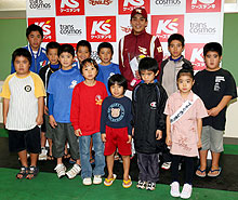 地元の子供たちから誕生日を祝福され笑顔を見せる楽天の育成選手の中村（撮影・野上伸悟）