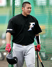 フリー打撃の途中で汗だくの厳しい表情を見せる日本ハム中田（撮影・長島一浩）