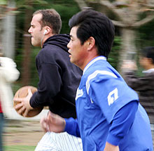 工藤（手前）と併走する横浜新外国人投手ウィリアムス（撮影・神戸崇利）