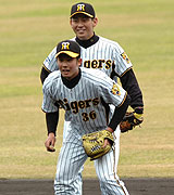 守備練習をする阪神高浜（手前）と桜井（撮影・奥田泰也）