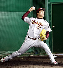 ブルペンで投球する楽天田中（撮影・野上伸悟）