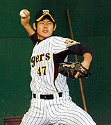 ブルペンで投球練習をする阪神ルーキー白仁田(撮影・奥田泰也)
