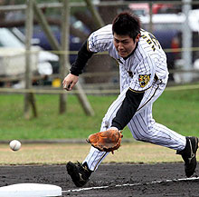 内野特守で必死にボールを追う阪神野原(撮影・宮崎幸一)