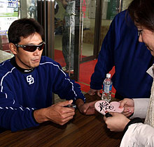 即席のサイン会を開く中日井端（撮影・清水貴仁）