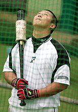 室内練習場の雨漏りを気にする日本ハム中田（撮影・長島一浩）