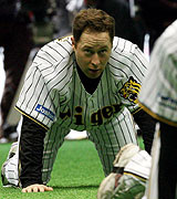 ストレッチする阪神ルー・フォード（撮影・宮崎幸一）