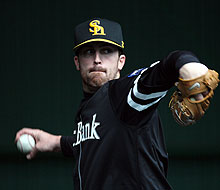 キャンプ合流２日目でブルペン入りしたＤ・Ｊ・ホールトンはカーブを中心に57球を投げ込んだ（撮影・進尚幸）