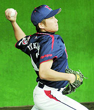 ブルペンで投球練習をするヤクルト石川（共同）