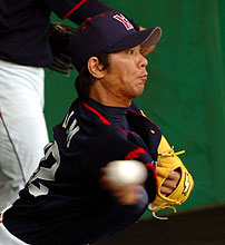 ブルペンで投げ込むヤクルト林（撮影・栗山尚久）