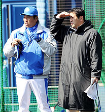 伊東前監督と話し込む西武渡辺監督（撮影・下田雄一）