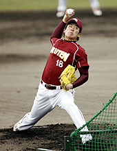 フリー打撃で力投する楽天田中（撮影・野上伸悟）