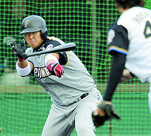 紅白戦の第４打席でバットを飛ばし、三振に倒れた日本ハム中田（共同）