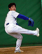 横浜工藤は帽子を脱いでブルペン投球を行った（撮影・古川真弥）