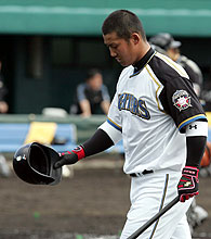 紅白戦、２打席目に三振に終わった中田は渋い表情でベンチに戻る（撮影・黒川智章）