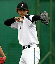 サインプレーの練習で弓を打つようなポーズをする日本ハム・ダルビッシュ（撮影・長島一浩）