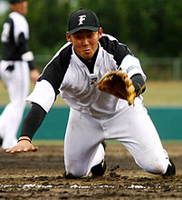 全体練習後、ノックを受け捕球できず倒れる日本ハム中田（撮影・長島一浩）