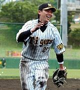 特守を終え、笑顔を見せる阪神新井（撮影・河南真一）