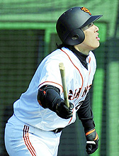 紅白戦でバットを折られ、遊飛に倒れた巨人李（共同）