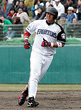 ４回裏日本ハム１死、中田は左飛に顔をしかめる（撮影・黒川智章）