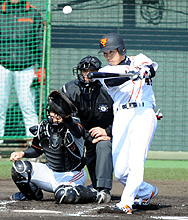 １回裏１死一塁、左翼越え適時三塁打を放つ矢野（撮影・水谷安孝）
