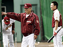 嶋に打撃指導する楽天野村監督（撮影・野上伸悟）