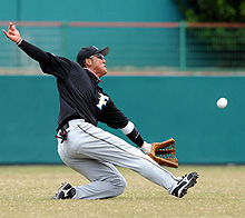 フリー打撃中に、外野の守備についた中田はスライディングキャッチ（撮影・為田聡史）