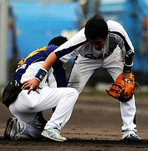 居残り特守で足がつる中日新井（撮影・清水貴仁）