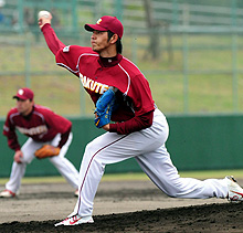 中日との練習試合に先発した楽天岩隈(撮影・清水貴仁)
