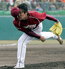 帽子を飛ばしながら力投する楽天先発の田中(撮影・中村誠慈)