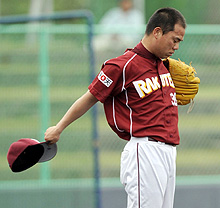 横浜との練習試合の2回、連打を浴びうなだれる楽天朝井(共同)