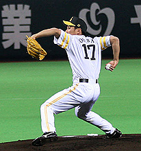 ヤフードームのマウンドに上がり投球練習する大場(撮影・進尚幸)