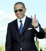 ２軍キャンプ地の高知に到着、笑顔でバスに乗り込むオリックス清原（共同）