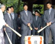 必勝祈願で、鏡開きに臨むソフトバンクの秋山監督（中央）ら（共同）