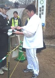 サインする西武工藤(撮影・今井貴久)