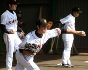 ブルペンで投球練習をする山口。左は西村(撮影・宮川勝也)