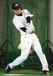 テスト生として、打撃練習を行う今岡=2月2日(撮影・柴田隆二)