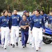 小瀬浩之外野手の遺体を見送り、球場へ向かうオリックスの選手ら（共同）