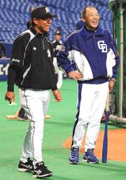 談笑する西村徳文監督(左)と落合博満監督(撮影・桜井希望)
