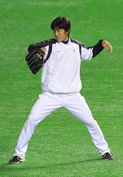 外野で投球フォームの調整をする和田(撮影・今浪浩三)