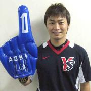 「青木ＮＯ・１ハンドキャップ」を手にする青木（撮影・由本裕貴）
