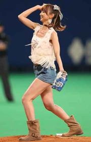 【中日－巨人】始球式を行うＡＫＢ４８の篠田麻里子（撮影・清水貴仁）