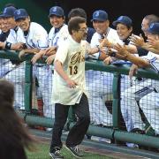 具志堅氏（中央）は横浜ナインとハイタッチ（撮影・小沢裕）