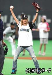 【日本ハム－ロッテ】始球式を務める土屋アンナ（撮影・黒川智章）