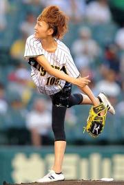 始球式を務めた女優の安蘭けい（撮影・上田博志）