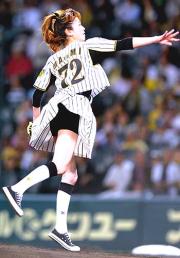 山瀬まみの背中には７２番とまゅみの文字（撮影・宮崎幸一）