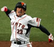 【西武－巨人】適時三塁打を放ち脇谷はガッツポーズ（撮影・野上伸悟）